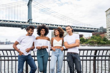 Manhattan, New York - genç yetişkinler açık havada, eğleniyor bağ afroamerican arkadaş yaşam tarzı ve genç yetişkin üretimi ilgili kavramları grubu