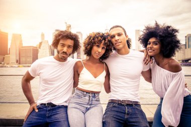 Manhattan, New York - genç yetişkinler açık havada, eğleniyor bağ afroamerican arkadaş yaşam tarzı ve genç yetişkin üretimi ilgili kavramları grubu