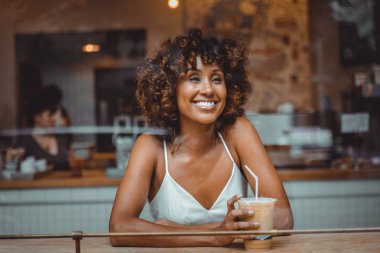 Coffehouse - çok orta oturan güzel afro kadın bir barda, yansıma etkisi pencere cam kahve içme kız arası