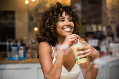 Coffehouse - çok orta oturan güzel afro kadın bir barda, yansıma etkisi pencere cam kahve içme kız arası