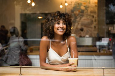 Coffehouse - çok orta oturan güzel afro kadın bir barda, yansıma etkisi pencere cam kahve içme kız arası