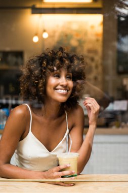 Coffehouse - çok orta oturan güzel afro kadın bir barda, yansıma etkisi pencere cam kahve içme kız arası