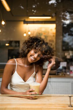 Coffehouse - çok orta oturan güzel afro kadın bir barda, yansıma etkisi pencere cam kahve içme kız arası
