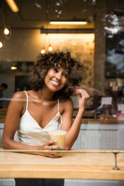 Coffehouse - çok orta oturan güzel afro kadın bir barda, yansıma etkisi pencere cam kahve içme kız arası