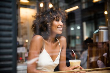 Coffehouse - çok orta oturan güzel afro kadın bir barda, yansıma etkisi pencere cam kahve içme kız arası