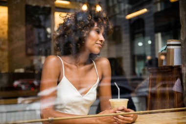 Coffehouse - çok orta oturan güzel afro kadın bir barda, yansıma etkisi pencere cam kahve içme kız arası