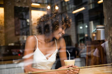 Coffehouse - çok orta oturan güzel afro kadın bir barda, yansıma etkisi pencere cam kahve içme kız arası