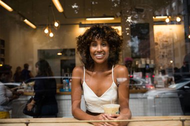 Coffehouse - çok orta oturan güzel afro kadın bir barda, yansıma etkisi pencere cam kahve içme kız arası