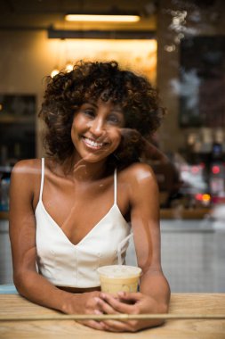 Coffehouse - çok orta oturan güzel afro kadın bir barda, yansıma etkisi pencere cam kahve içme kız arası