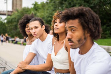 Manhattan, New York - genç yetişkinler açık havada, eğleniyor bağ afroamerican arkadaş yaşam tarzı ve genç yetişkin üretimi ilgili kavramları grubu