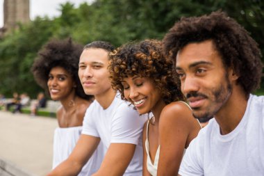 Manhattan, New York - genç yetişkinler açık havada, eğleniyor bağ afroamerican arkadaş yaşam tarzı ve genç yetişkin üretimi ilgili kavramları grubu