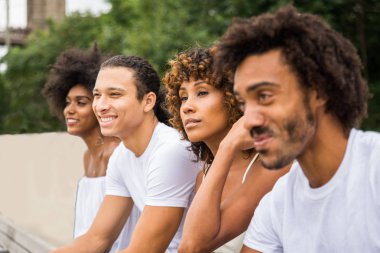 Manhattan, New York - genç yetişkinler açık havada, eğleniyor bağ afroamerican arkadaş yaşam tarzı ve genç yetişkin üretimi ilgili kavramları grubu