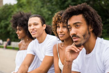 Manhattan, New York - genç yetişkinler açık havada, eğleniyor bağ afroamerican arkadaş yaşam tarzı ve genç yetişkin üretimi ilgili kavramları grubu