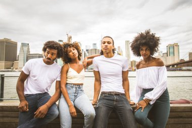 Manhattan, New York - genç yetişkinler açık havada, eğleniyor bağ afroamerican arkadaş yaşam tarzı ve genç yetişkin üretimi ilgili kavramları grubu