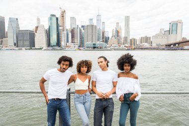 Manhattan, New York - genç yetişkinler açık havada, eğleniyor bağ afroamerican arkadaş yaşam tarzı ve genç yetişkin üretimi ilgili kavramları grubu