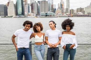 Manhattan, New York - genç yetişkinler açık havada, eğleniyor bağ afroamerican arkadaş yaşam tarzı ve genç yetişkin üretimi ilgili kavramları grubu