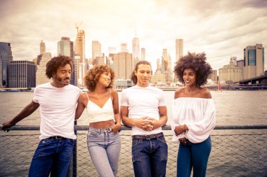 Manhattan, New York - genç yetişkinler açık havada, eğleniyor bağ afroamerican arkadaş yaşam tarzı ve genç yetişkin üretimi ilgili kavramları grubu