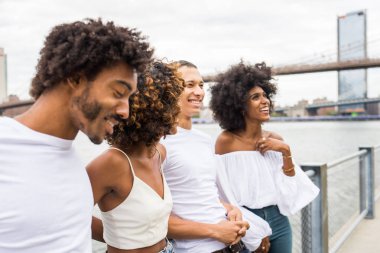 Manhattan, New York - genç yetişkinler açık havada, eğleniyor bağ afroamerican arkadaş yaşam tarzı ve genç yetişkin üretimi ilgili kavramları grubu