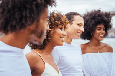 Manhattan, New York - genç yetişkinler açık havada, eğleniyor bağ afroamerican arkadaş yaşam tarzı ve genç yetişkin üretimi ilgili kavramları grubu