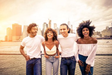 Manhattan, New York - genç yetişkinler açık havada, eğleniyor bağ afroamerican arkadaş yaşam tarzı ve genç yetişkin üretimi ilgili kavramları grubu