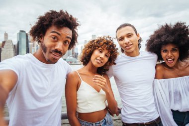 Manhattan, New York - genç yetişkinler açık havada, eğleniyor bağ afroamerican arkadaş yaşam tarzı ve genç yetişkin üretimi ilgili kavramları grubu