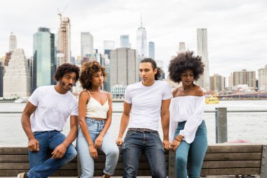 Manhattan, New York - genç yetişkinler açık havada, eğleniyor bağ afroamerican arkadaş yaşam tarzı ve genç yetişkin üretimi ilgili kavramları grubu