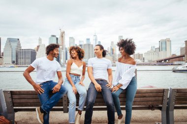 Manhattan, New York - genç yetişkinler açık havada, eğleniyor bağ afroamerican arkadaş yaşam tarzı ve genç yetişkin üretimi ilgili kavramları grubu