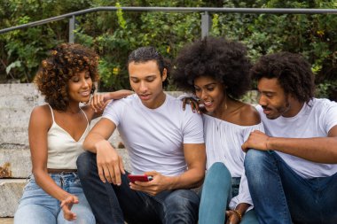 Manhattan, New York - genç yetişkinler açık havada, eğleniyor bağ afroamerican arkadaş yaşam tarzı ve genç yetişkin üretimi ilgili kavramları grubu