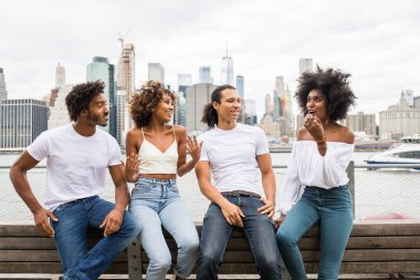 Manhattan, New York - genç yetişkinler açık havada, eğleniyor bağ afroamerican arkadaş yaşam tarzı ve genç yetişkin üretimi ilgili kavramları grubu