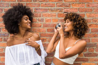 Manhattan, New York - genç yetişkinler açık havada, eğleniyor bağ afroamerican arkadaş yaşam tarzı ve genç yetişkin üretimi ilgili kavramları grubu