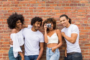 Manhattan, New York - genç yetişkinler açık havada, eğleniyor bağ afroamerican arkadaş yaşam tarzı ve genç yetişkin üretimi ilgili kavramları grubu
