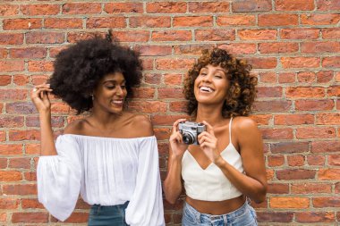 Manhattan, New York - genç yetişkinler açık havada, eğleniyor bağ afroamerican arkadaş yaşam tarzı ve genç yetişkin üretimi ilgili kavramları grubu