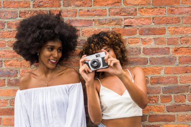 Manhattan, New York - genç yetişkinler açık havada, eğleniyor bağ afroamerican arkadaş yaşam tarzı ve genç yetişkin üretimi ilgili kavramları grubu