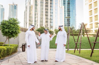 Açık havada Birleşik Arap Emirlikleri - Dubai Ortadoğu erkekler tanışmak kandura ile Arap işadamları grubu