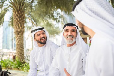 Açık havada Birleşik Arap Emirlikleri - Dubai Ortadoğu erkekler tanışmak kandura ile Arap işadamları grubu