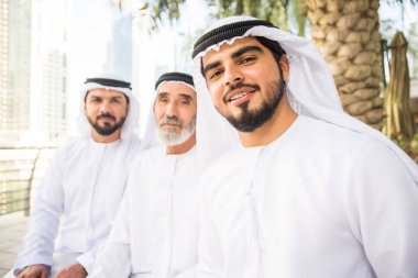 Açık havada Birleşik Arap Emirlikleri - Dubai Ortadoğu erkekler tanışmak kandura ile Arap işadamları grubu
