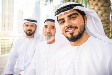Açık havada Birleşik Arap Emirlikleri - Dubai Ortadoğu erkekler tanışmak kandura ile Arap işadamları grubu