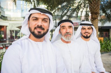 Açık havada Birleşik Arap Emirlikleri - Dubai Ortadoğu erkekler tanışmak kandura ile Arap işadamları grubu