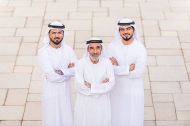 Açık havada Birleşik Arap Emirlikleri - Dubai Ortadoğu erkekler tanışmak kandura ile Arap işadamları grubu