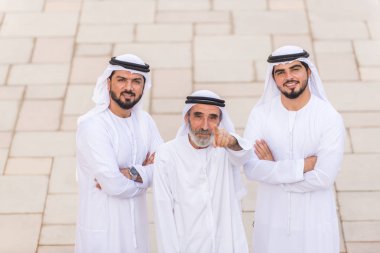 Açık havada Birleşik Arap Emirlikleri - Dubai Ortadoğu erkekler tanışmak kandura ile Arap işadamları grubu