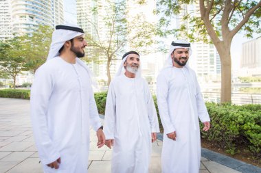 Açık havada Birleşik Arap Emirlikleri - Dubai Ortadoğu erkekler tanışmak kandura ile Arap işadamları grubu