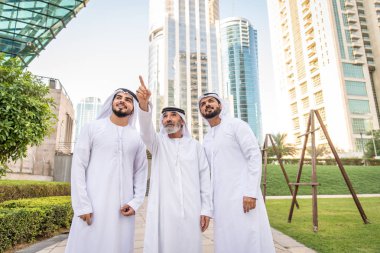 Açık havada Birleşik Arap Emirlikleri - Dubai Ortadoğu erkekler tanışmak kandura ile Arap işadamları grubu