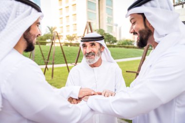 Açık havada Birleşik Arap Emirlikleri - Dubai Ortadoğu erkekler tanışmak kandura ile Arap işadamları grubu