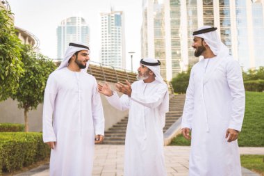 Açık havada Birleşik Arap Emirlikleri - Dubai Ortadoğu erkekler tanışmak kandura ile Arap işadamları grubu