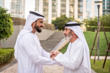 Açık havada Birleşik Arap Emirlikleri - Dubai Ortadoğu erkekler tanışmak kandura ile Arap işadamları grubu