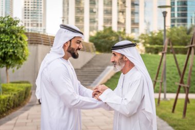 Açık havada Birleşik Arap Emirlikleri - Dubai Ortadoğu erkekler tanışmak kandura ile Arap işadamları grubu