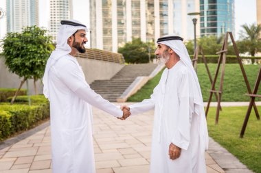 Açık havada Birleşik Arap Emirlikleri - Dubai Ortadoğu erkekler tanışmak kandura ile Arap işadamları grubu