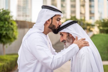 Açık havada Birleşik Arap Emirlikleri - Dubai Ortadoğu erkekler tanışmak kandura ile Arap işadamları grubu