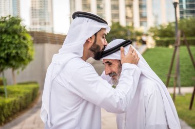Açık havada Birleşik Arap Emirlikleri - Dubai Ortadoğu erkekler tanışmak kandura ile Arap işadamları grubu