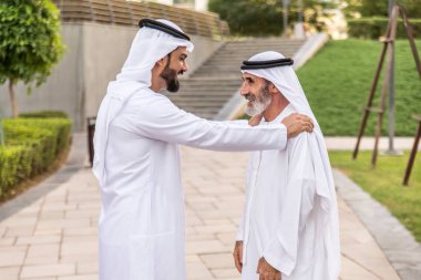 Açık havada Birleşik Arap Emirlikleri - Dubai Ortadoğu erkekler tanışmak kandura ile Arap işadamları grubu